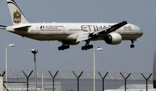 Der Welt-Airlineverband bietet den «IATA Travel Pass» an, mit dem Reisen in Corona-Zeiten vereinfacht werden soll. Etihad und Emirates beteiligen sich an dem Projekt Der Welt-Airlineverband bietet den «IATA Travel Pass» an, mit dem Reisen in Corona-Zeiten vereinfacht werden soll. Etihad und Emirates beteiligen sich an dem Projekt