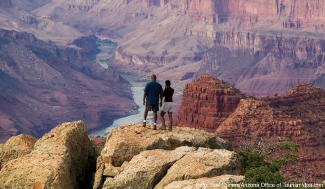 Aussichtspunkt am Grand Canyon - wer die Schlucht mit allen Sinnen erleben will, wandert hindurch