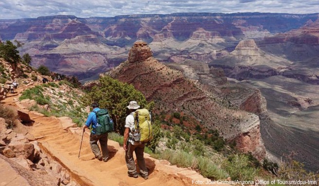 Das Panorama stimmt: Wanderer unterwegs auf dem South Kaibab Trail im Grand Canyon