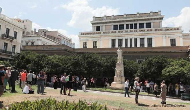 Wegen eines Erdbebens haben sich viele Menschen in Athen nach draußen begeben. Während der Erdstöße sollte das jedoch nur der tun, der sich direkt neben dem Ausgang befindet