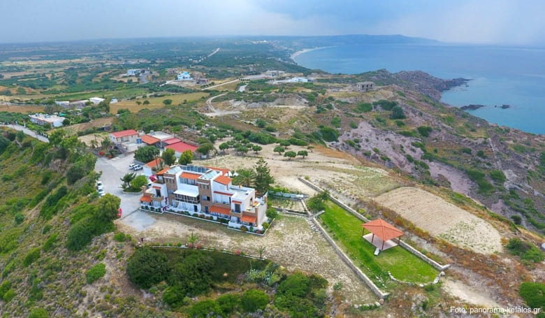 Einen herrlichen Blick auf die Küste bieten die »Panorama Studios« am östlichen Ende der Bucht von Kamári