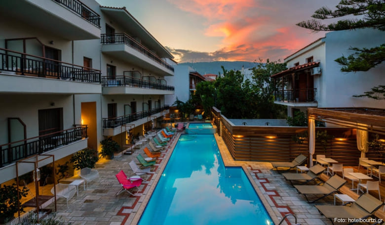Schick-moderne Zimmer und einen Pool hat das »Bourtzi Boutique Hotel« in Skíathos-Stadt