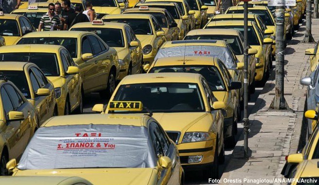 Wegen einer neuen Regelung fürchten griechische Taxifahrer die Konkurrenz von Autovermietern. Daher sind sie nun in einen 24-stündigen Streik getreten