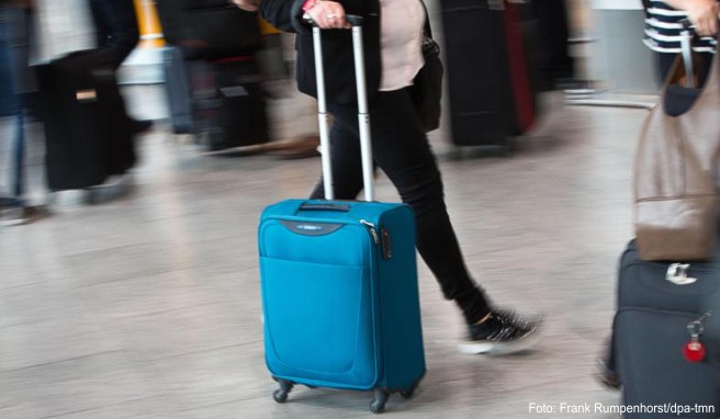 Der kleine Rollkoffer ist ein Standard-Handgepäck - doch nicht mehr bei jeder Airline ist das Stück kostenlos