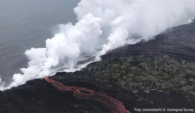 Ins Meer fließende Lava des Vulkans Kilauea auf Hawaii