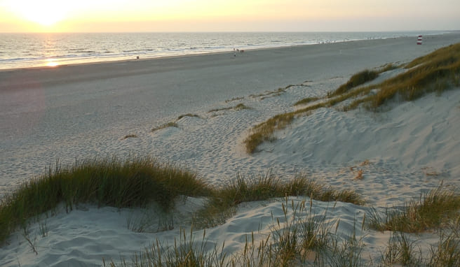 Traumhafte Sonnenuntergänge genießt man an der Nordseeküste am Hennestrand