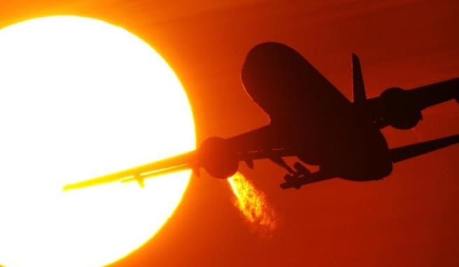 Noch einmal dem trüben Herbstwetter entfliehen und Urlaub in der Sonne oder den Bergen machen. Aber wer reisen möchte, muss wegen Corona nach wie vor mit Einschränkungen rechnen. Foto: Julian Stratenschulte/dpa