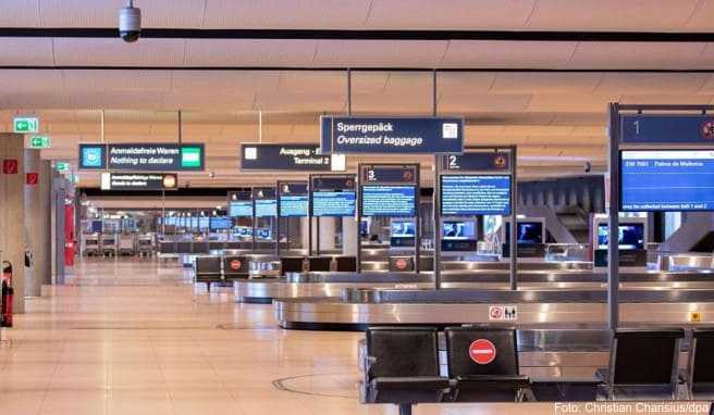 Durch die Corona-Pandemie herrscht an den Gepäckbändern der Flughäfen - wie hier am Hamburg Airport - oft gähnende Leere