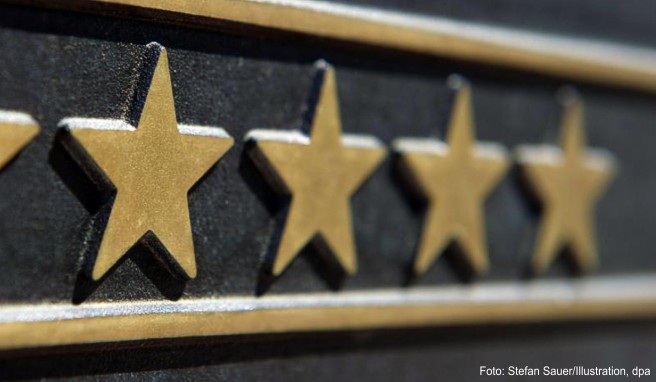Ein Messingschild mit den Sternen des Deutschen Hotel- und Gaststättenverbandes (Dehoga)