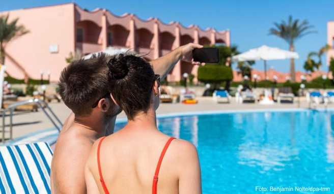 Selfie am Pool: Bei der Suche nach dem passenden Hotel im Netz sollten sich Verbraucher nicht drängen lassen
