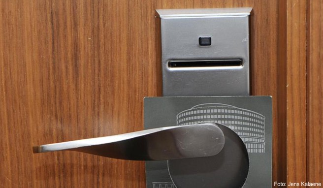 Viele elektronische Türschlösser in Hotels weisen eine Software-Schwachstelle auf. Der Hersteller Assa Abloy will das mit Software-Updates lösen