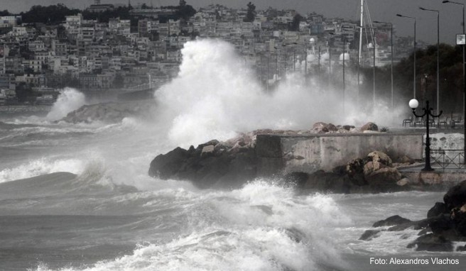 Hurrikan in Griechenland: Schwerer Sturm in der Ägäis l...