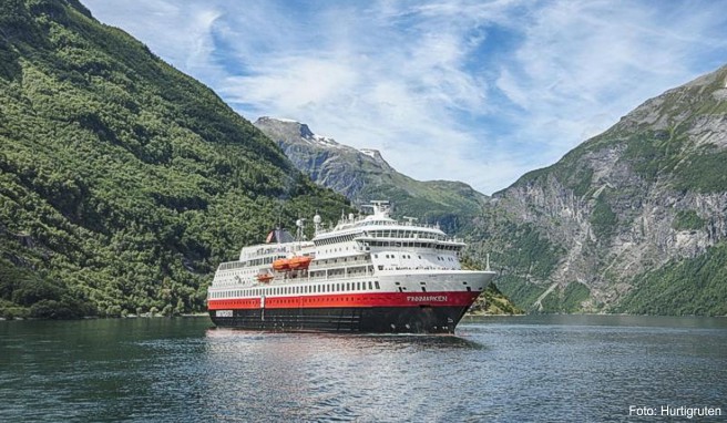 Hurtigruten-Schiff vor der norwegische Küste: Ab 2021 ist die Reederei im Rahmen des neuen Staatsvertrags nur noch mit sieben statt elf Schiffen auf der Küstenroute unterwegs. Die Schiffe sollen dann aber als Touristenschiffe fahren
