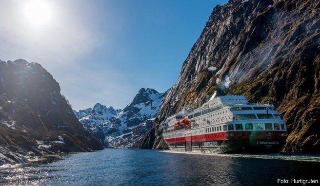 Hurtigruten-Schiff in einem norwegischen Fjord: Die Reederei rüstet bis zu neun Schiffe mit LNG-Motoren aus