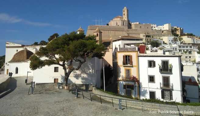 Auf Ibiza und Mallorca herrscht seit Jahren ein Mangel an bezahlbarem Wohnraum. Grund dafür ist neben den prekären Arbeitsbedingungen Experten zufolge auch die hohe Zuzugsrate auf den Inseln