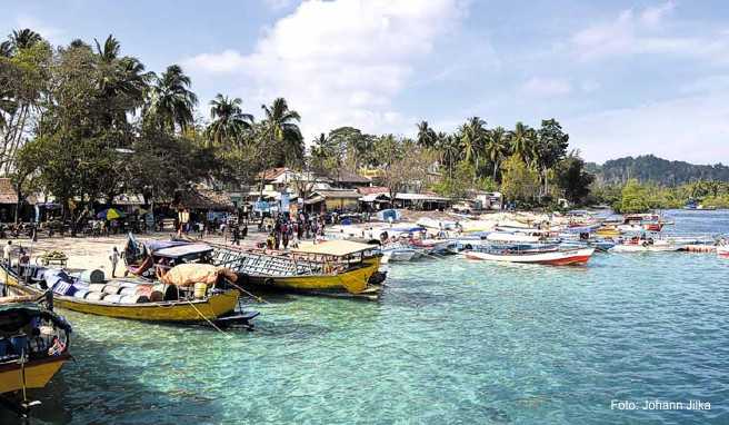 Blick auf den betriebsamen Beach von Laccam Harbour, dem Hauptort von Havelock Island. Hier kommen auch die Neuankömmlinge aus Port Blair an