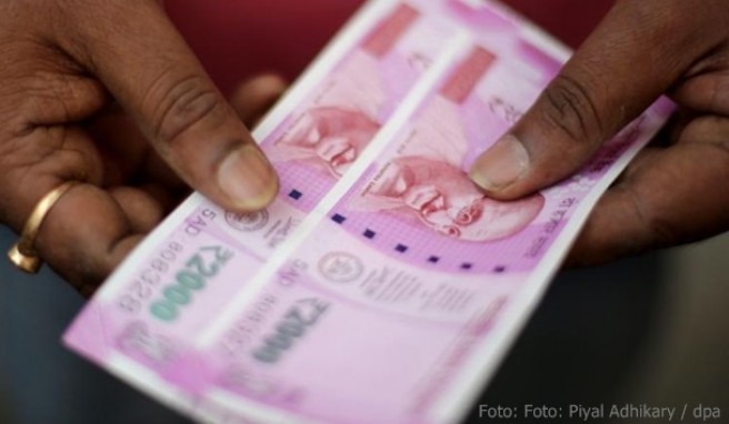 Indien  Alte Rupien-Scheine können nicht mehr getauscht