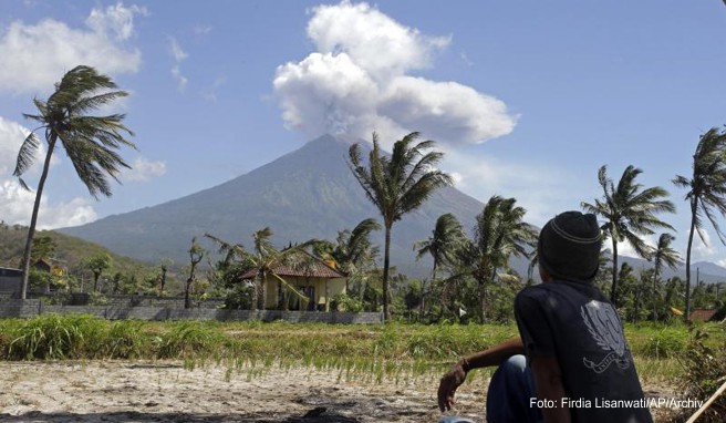 VULKANAUSBRUCH  Vulkan auf Bali speit Asche zwei Kilometer in die Höhe