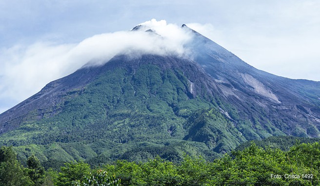 Blick vom Umbulharjo auf den Mount Merapi in Indonesien