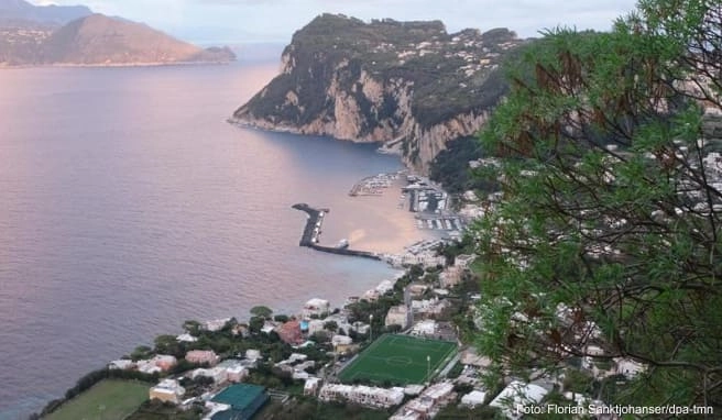 Die steile Scala Fenicia auf der Insel Capri meißelten wahrscheinlich schon die Griechen in den Fels Die steile Scala Fenicia auf der Insel Capri meißelten wahrscheinlich schon die Griechen in den Fels