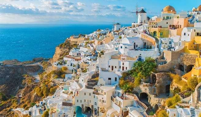 Oía auf Santorín ist für seine einzigartige Architektur und die Sonnenuntergänge vor malerischer Kulisse bekannt Oía auf Santorín ist für seine einzigartige Architektur und die Sonnenuntergänge vor malerischer Kulisse bekannt