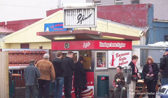 Die direkt am Hafen gelegene unscheinbare Hot-Dog-Bude ist Kult