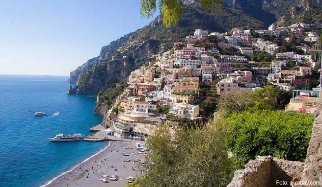 Positano mit seiner spektakulären Lage über dem Meer ist der wohl bekannteste Ort an der Amalfi-Küste in Italien Positano mit seiner spektakulären Lage über dem Meer ist der wohl bekannteste Ort an der Amalfi-Küste in Italien