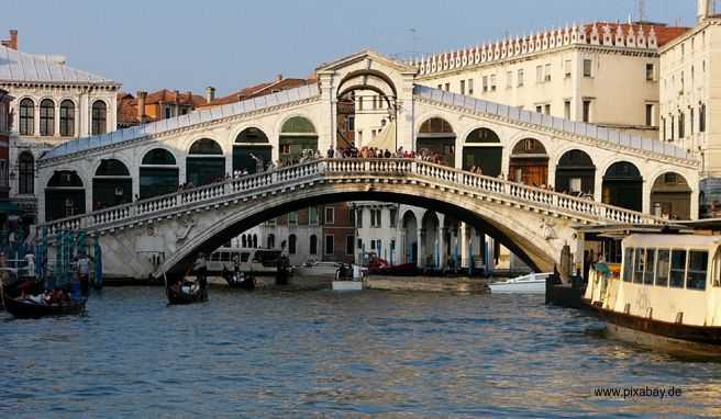 Weil sie sich an der Treppe der Rialto-Brücke einen Kaffee kochten, wurden zwei deutsche Touristen zu einer fast 1000 Euro hohen Strafe verdonnert