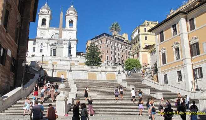Wenige Menschen stehen an der Spanischen Treppe in Rom