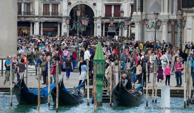 Die großen Besucherzahlen hinterlassen in Venedig einige Spuren. Um die Stadt besser instandhalten zu können, sollen die Gäste künftig ein «Eintrittsgeld» zahlen 