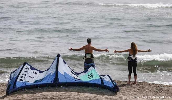 Viele Regionen in Italien wollen in der Corona-Krise Strände so schnell wie möglich wieder öffnen - aber auch beim Sonnen und Baden soll soziale Distanz gelten