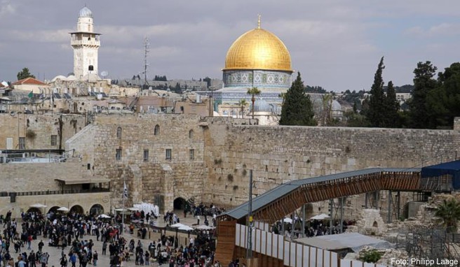 Die Klagemauer und der Felsendom in der Altstadt von Jerusalem sind bekannte Sehenswürdigkeiten - für die israelische Stadt gibt es im Sommer einen neuen Besucherpass