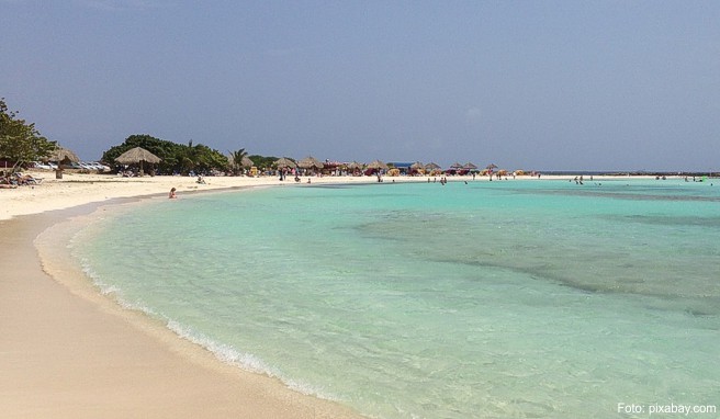 Die Strände mit dem puderzuckerfeinen hellen Sand zählen zu den schönsten der Karibik