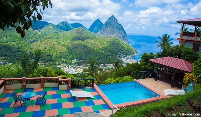 Der spektakuläre Ausblick von der bunten Poolterrasse des »Samfi Gardens« ist der Knaller