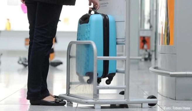 Die neuen Handgepäck-Regeln von Ryanair und Wizz Air sehen vor, dass Reisende im Standardtarif nur eine kleine Tasche ohne Aufpreis mit an Bord nehmen können. Rollkoffer kosten extra
