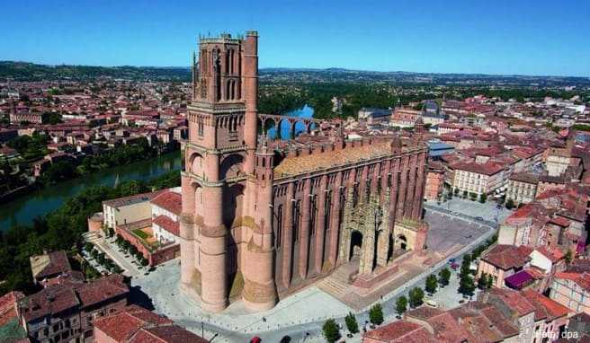 Wie ein riesiger Ziegelblock liegt die Kathedrale von Albi auf der Anhöhe über dem Fluss Tarn