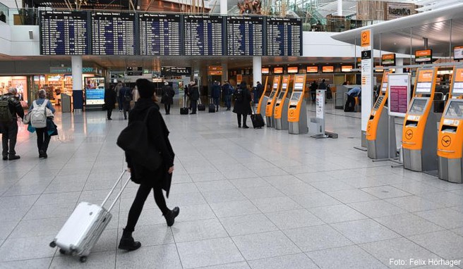 Am Flughafen Viele Keime lauern am Check-in-Automaten