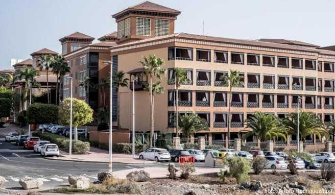 Das wegen Coronavirus-Fällen unter Quarantäne gestellte Hotel auf Teneriffa ist weiterhin durch die Polizei abgeriegelt. Den Betroffenen entstehen dadurch aber keine Zusatzkosten