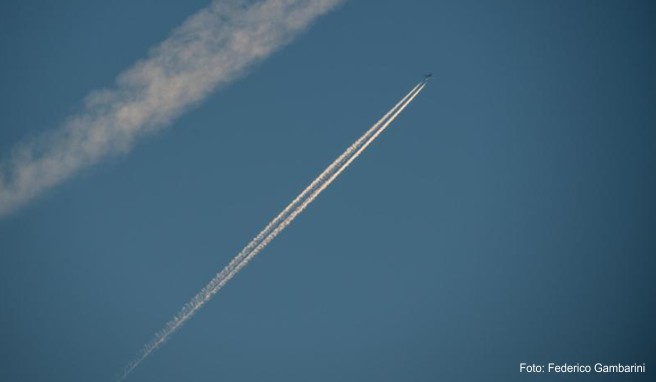 Wenn Flugzeuge weiße Streifen hinter sich herziehen, heißt das nicht unbedingt, dass sie Kerosin ablassen