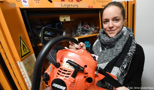 Rike Krüger, stellvertretende Leiterin des Fundbüros am Flughafen Frankfurt, zeigt eine Kettensäge. Unter den abgegebenen Gegenständen sind auch einige skurrile Schätze