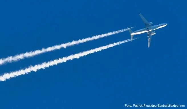 Auf jedem Flug wird CO2 ausgestoßen. Wer als Ausgleich zum Klimaschutz beitragen möchte, kann über eine Kompensationszahlung in Klimaschutzprojekte investieren Auf jedem Flug wird CO2 ausgestoßen. Wer als Ausgleich zum Klimaschutz beitragen möchte, kann über eine Kompensationszahlung in Klimaschutzprojekte investieren