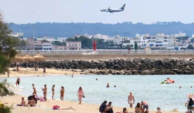 Hauptsache Strand, warm und günstig: Wenn es um die Planung des Urlaubs geht, spielen mögliche Auswirkungen auf die Umwelt für viele bislang keine Rolle Hauptsache Strand, warm und günstig: Wenn es um die Planung des Urlaubs geht, spielen mögliche Auswirkungen auf die Umwelt für viele bislang keine Rolle