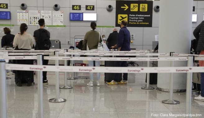 Urlauber am Check-in-Schalter auf dem Flughafen von Palma: Wer derzeit nach Mallorca fliegt, muss vor der Rückkehr nach Deutschland einen Coronatest machen