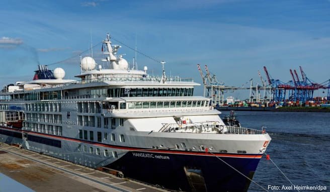 Das Kreuzfahrtschiff «Hanseatic nature» von Hapag-Lloyd Cruises liegt am Terminal des Cruise Center in Altona. Nach monatelanger Corona-Zwangspause soll die Kreuzfahrtsaison auch in Hamburg wieder starten