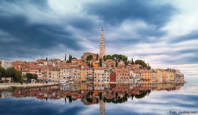 In der kroatischen Hafenstadt Rovinj stehen die Häuser dicht gedrängt am Wasser