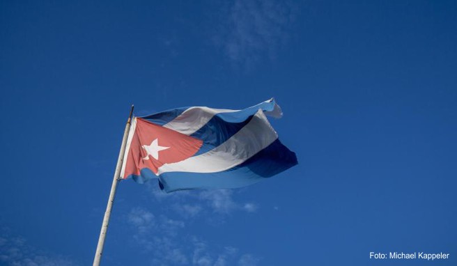 Land unter auf Kuba  In einigen Orten Straßen- und Bahnverkehr behindert