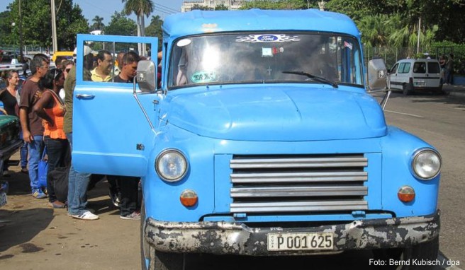 Anstehen am Straßenrand: Viele Kubaner nutzen Sammeltaxis. Die halten an, sofern noch Plätze frei sind
