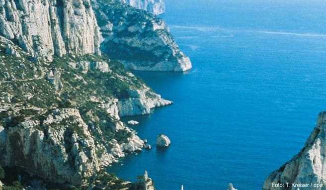 Schön und nah: Der 20 Kilometer lange Küstenstreifen der Calanques gehört zum Stadtgebiet Marseilles.##Foto: CDT13/T.KREISER/dpa/tmn