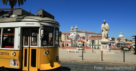 Portugal  In Lissabon zieht das Leben auf die Straße
