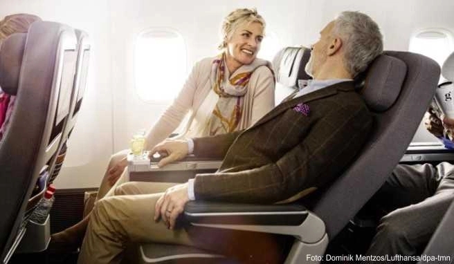 Mehr Beinfreiheit - wie hier bei Lufthansa - bietet die Premium Economy Class. Ob das den Preisaufschlag lohnt, muss jeder Reisende für sich entscheiden